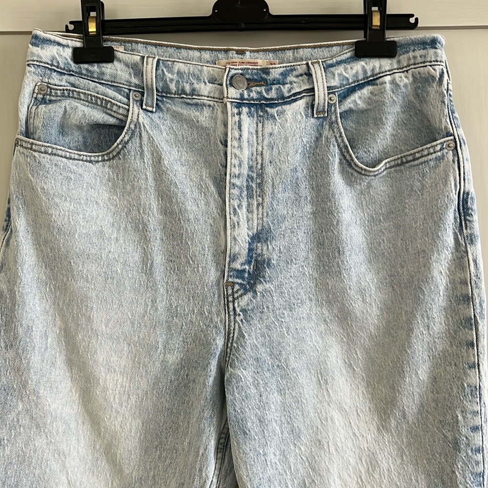 EUC 70’s High Slim Straight Levi’s jeans in a light blue wash. - Picture 4 of 16